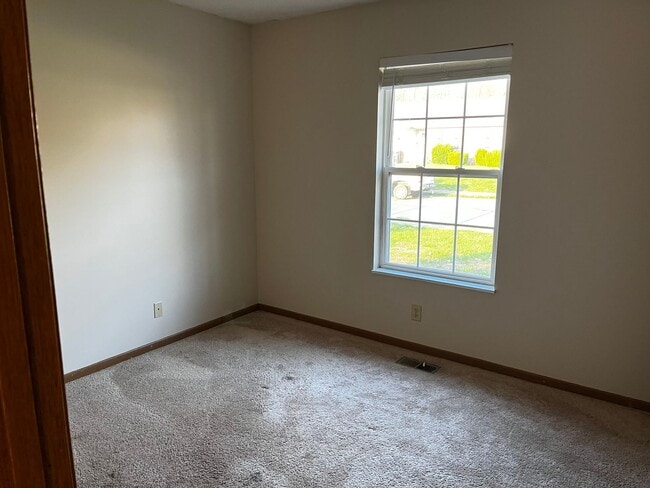 Building Photo - Beautiful Newburgh Home!