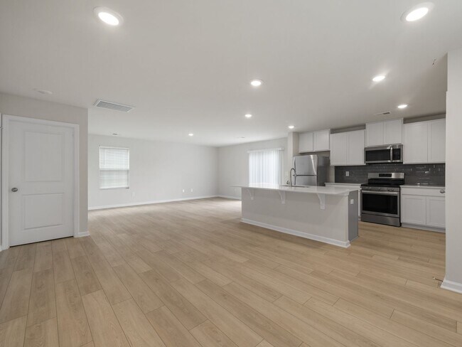 Building Photo - Modern 5BR Home with Quartz Kitchen & Open...