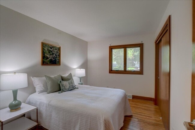 Building Photo - Move in Ready Hill Farms Ranch!