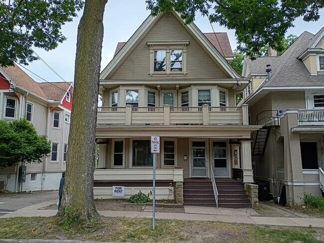 Building Photo - 937 Spaight St