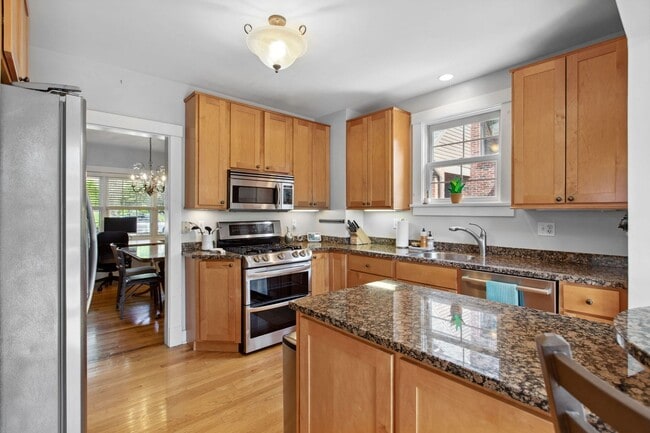 Building Photo - *Beautifully Updated & Spacious 4BD/4BA Si...