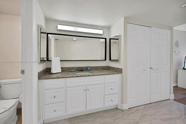 Building Photo - 3101 N Country Club Dr