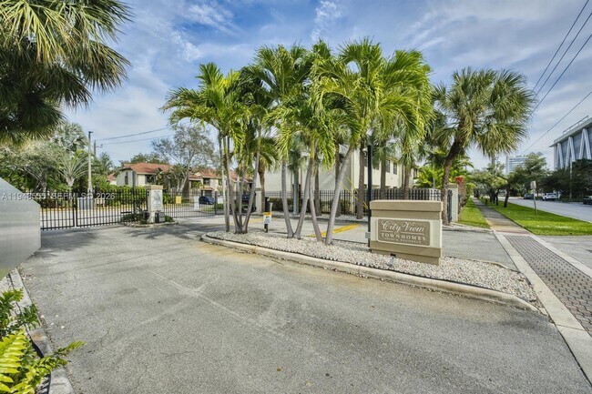 Building Photo - 252 City View Dr