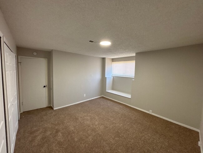 Building Photo - 1326 Holland Park Blvd