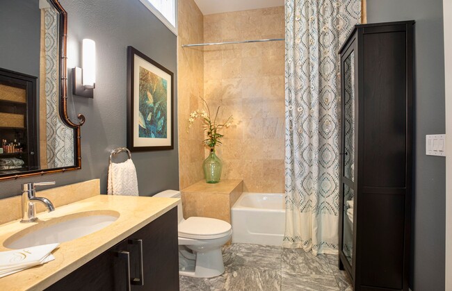 Building Photo - Modern Townhome Living in the Heart of Dow...
