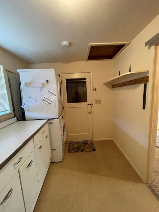 Building Photo - 3Bd/1.75Ba Shoreline House