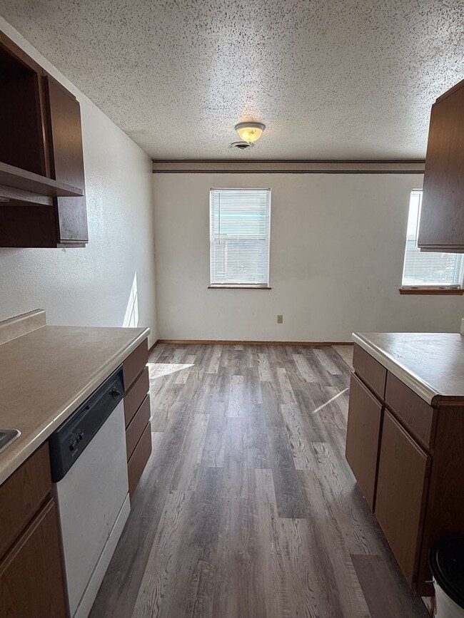 Building Photo - Convenient Location