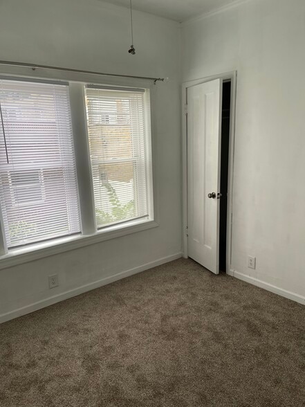 Building Photo - 4831 Greenleaf St