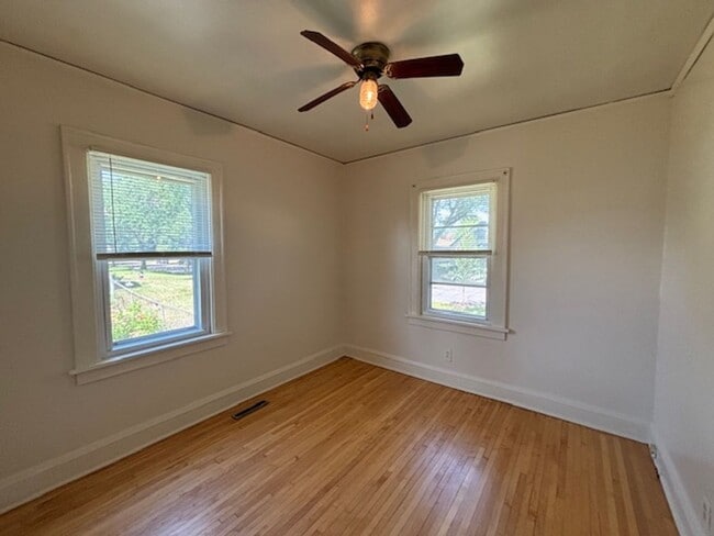 Building Photo - Charming 2+ Bedroom Single Family on a gre...