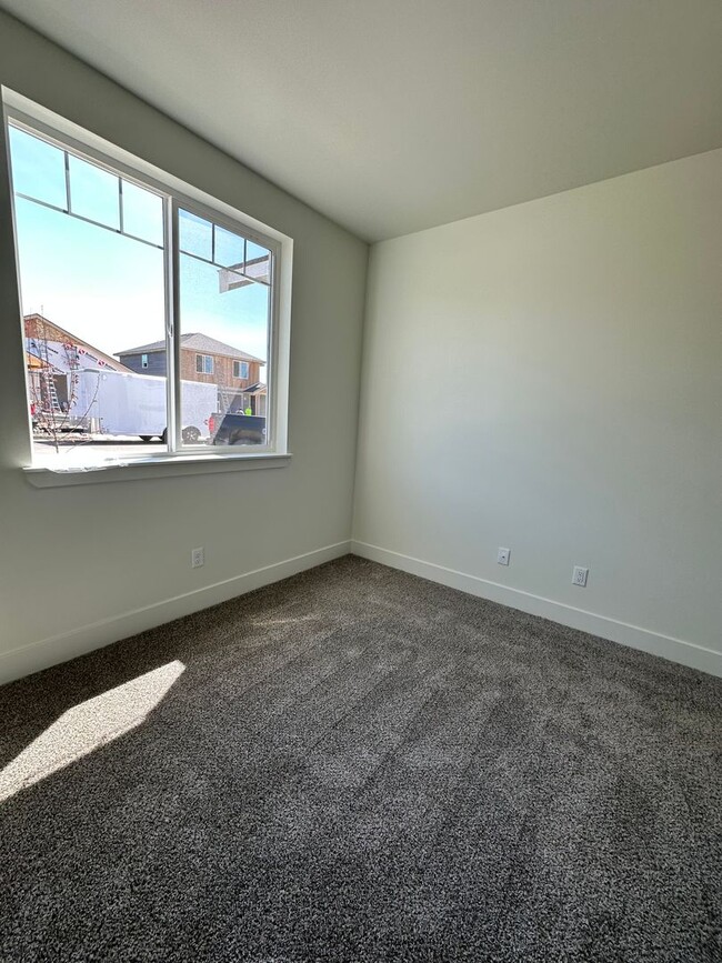 Building Photo - Gorgeous brand new build PET FRIENDLY house