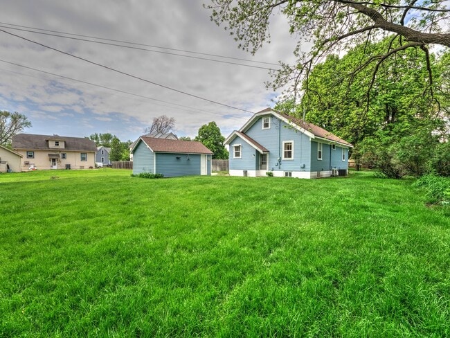 Building Photo - 3 Bedroom / 1 Bath Home with Washer/Dryer ...