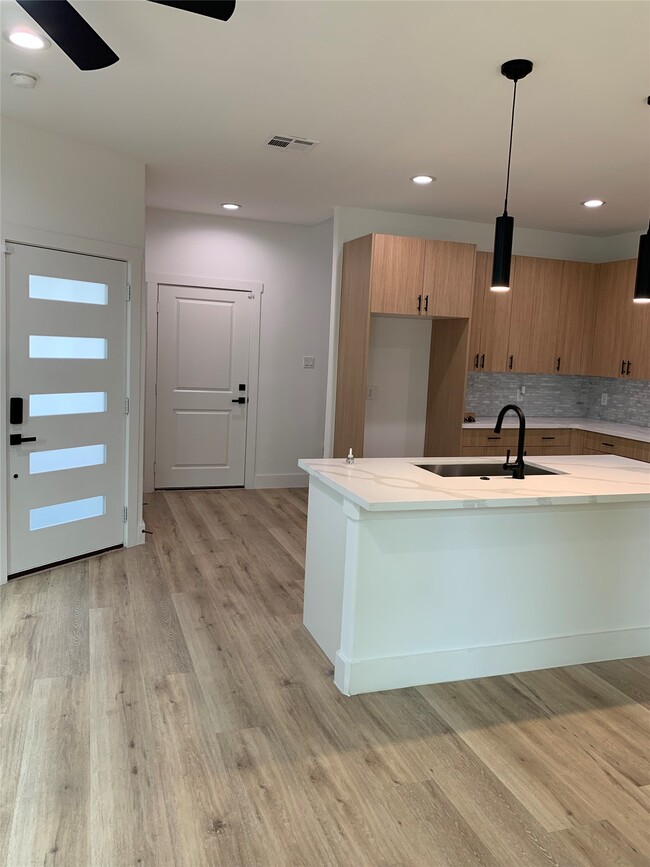 Building Photo - 9026 Scott St