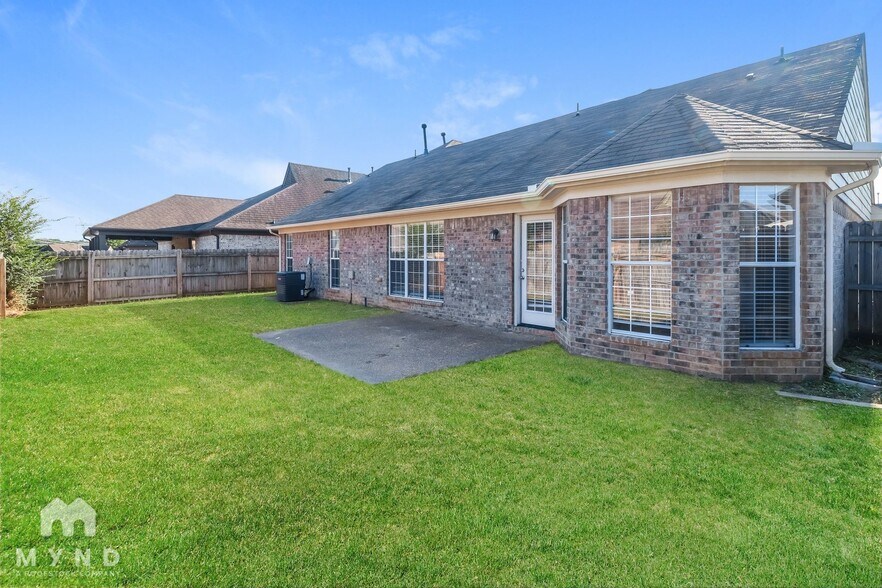 Building Photo - 2738 Old Well Cove