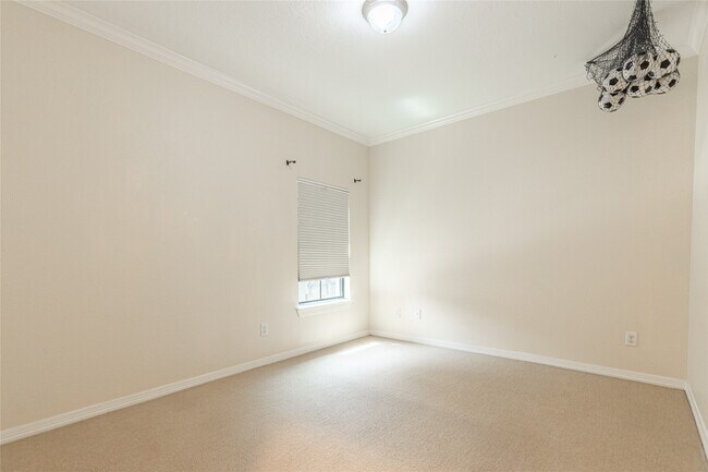Building Photo - 2923 Royal Oaks Crest