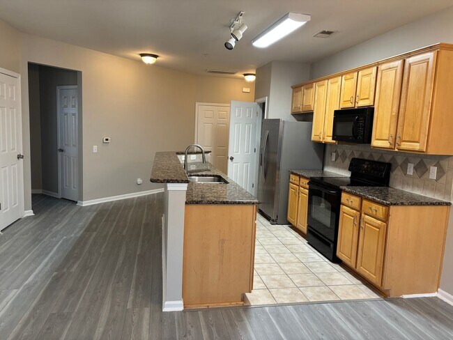 Building Photo - 3rd Level 3 Bedroom Condo in Ballantyne