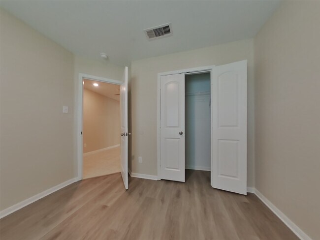 Building Photo - 524 Red Dusk Paint Dr