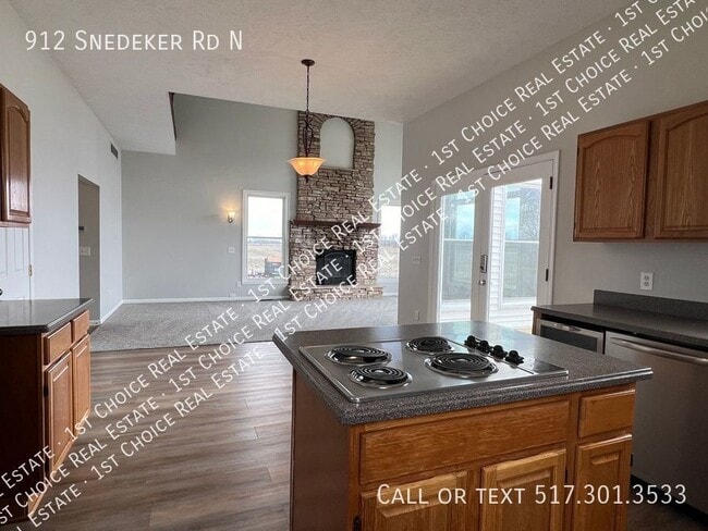 Building Photo - 912 Snedeker Rd N