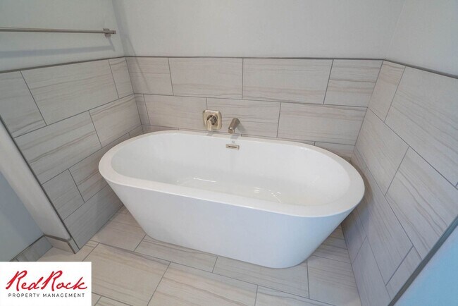 Building Photo - Beautiful 4-Bedroom 2.5 Bath with a 3 Car ...
