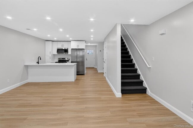 Building Photo - 62 Manor Pl