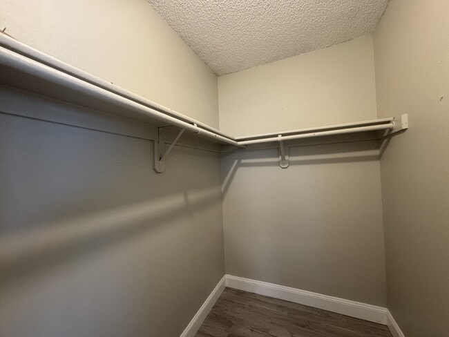 Building Photo - 302 Parkside Dr