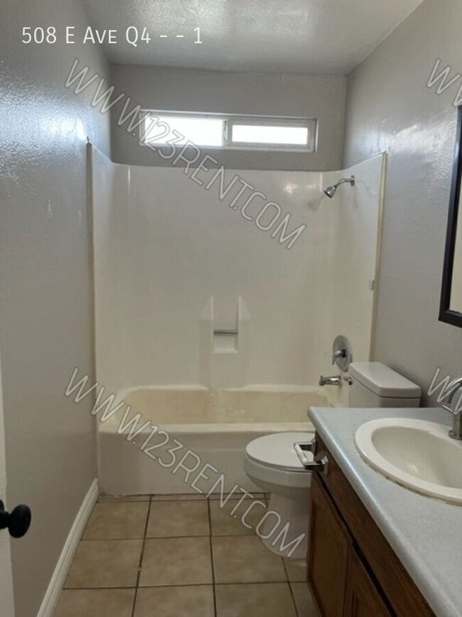 Building Photo - 2BD/ 1BTH Apartment East Palmdale 1st Floor