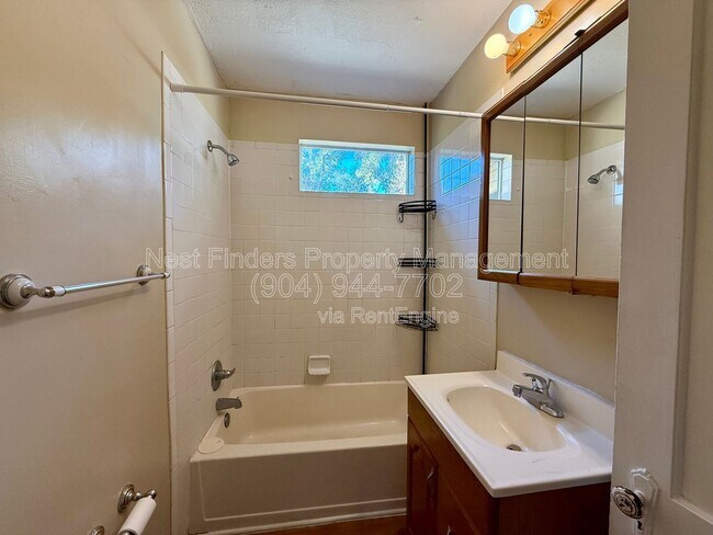 Building Photo - 625 Meteor St