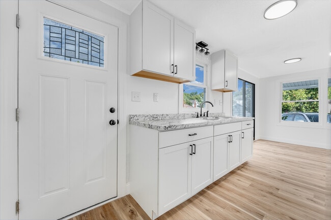 Building Photo - 702 E Park Ave