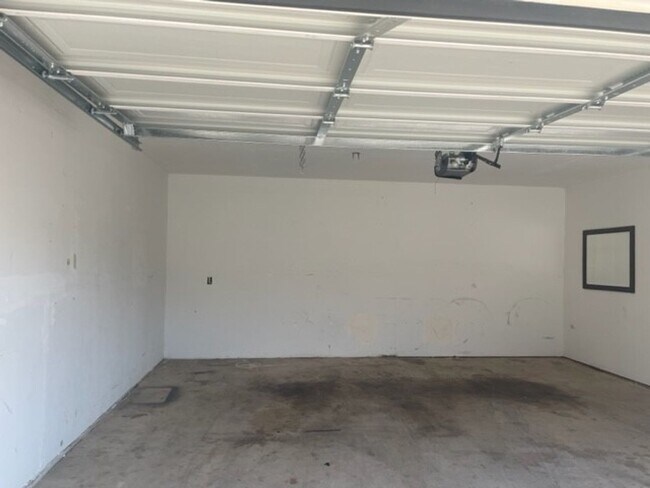 Building Photo - 2 Bedroom/2 Bath Condo - $1495 per Month!