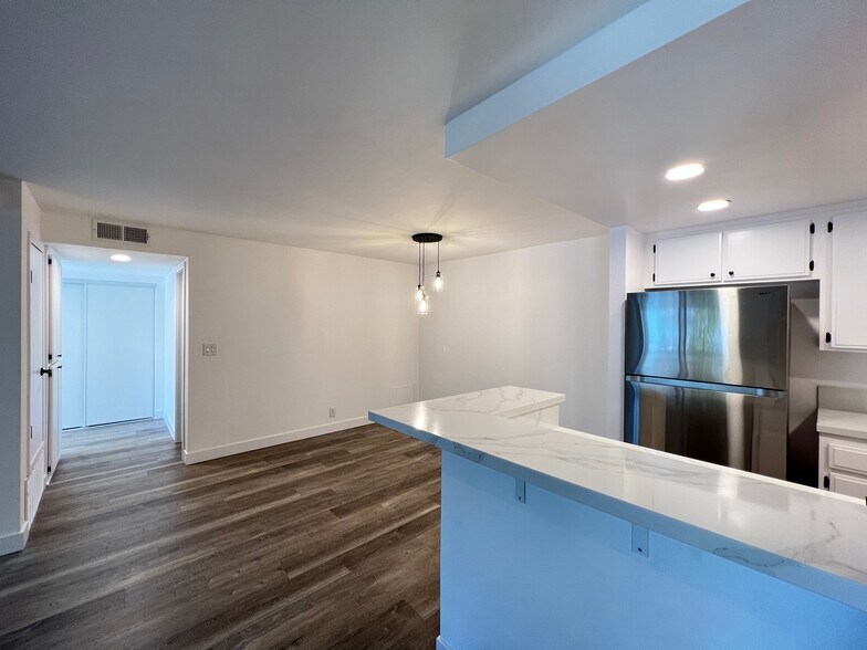 Building Photo - 15511 Sherman Way