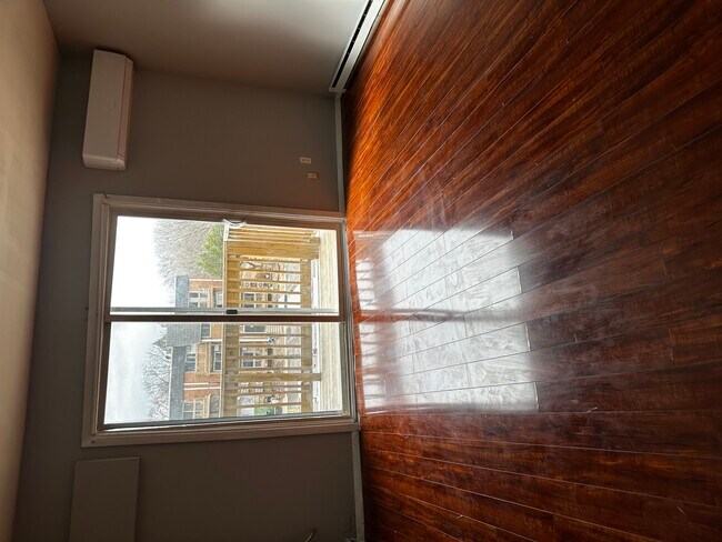 Building Photo - 567 Ashland Ave