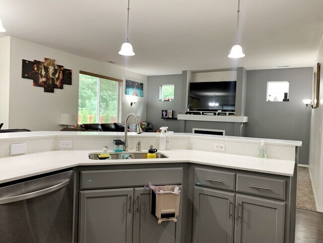 Building Photo - Remodeled Maple Woods Beauty