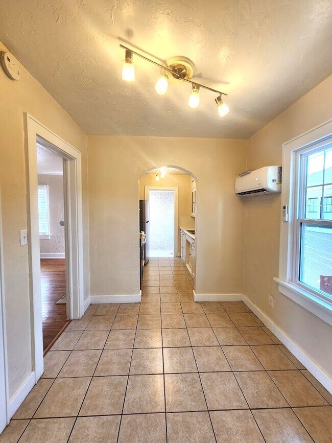 Building Photo - 2705 NW 13 - Garage Apartment
