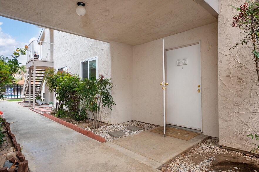 Building Photo - 520 Sandalwood Pl