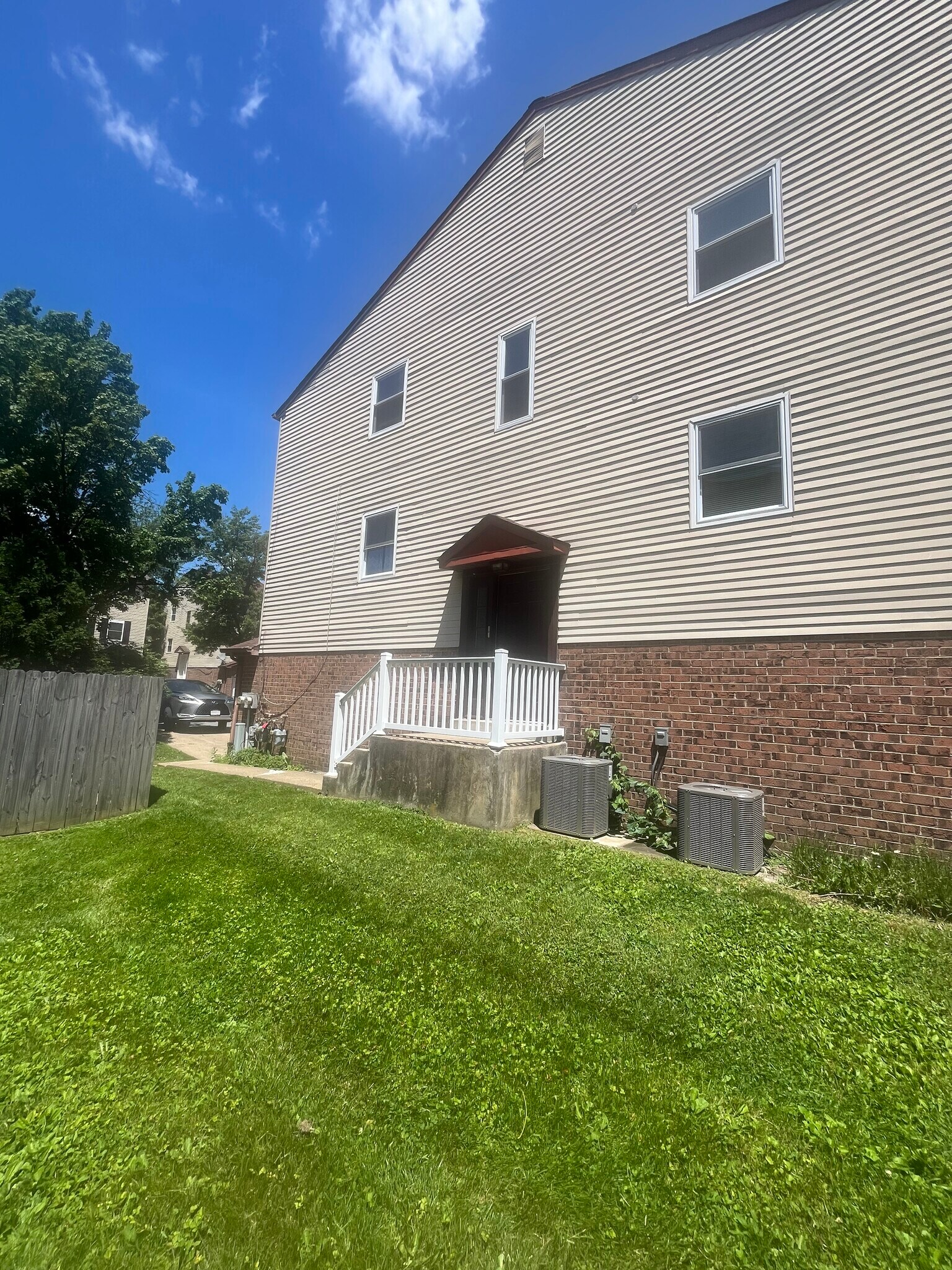 Building Photo - 13085 Blakeslee Dr