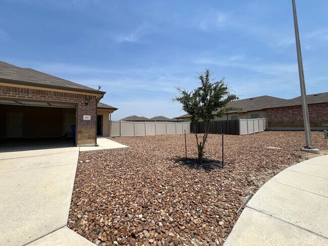 Building Photo - Luxury 3/2 duplex in great New Braunfels N...