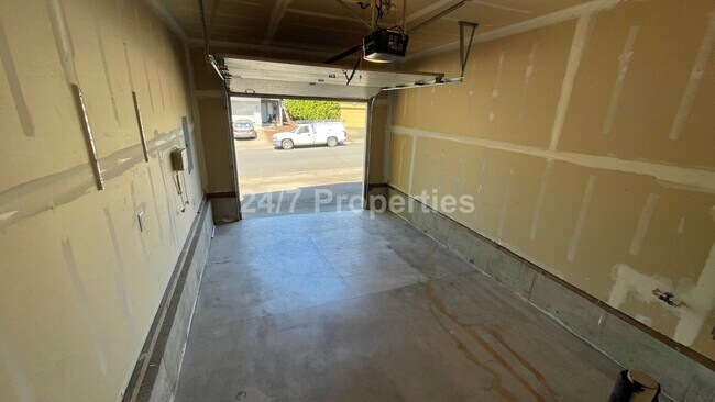 Building Photo - Spacious 3 BD | 2.5 BA Duplex - Beaverton/...