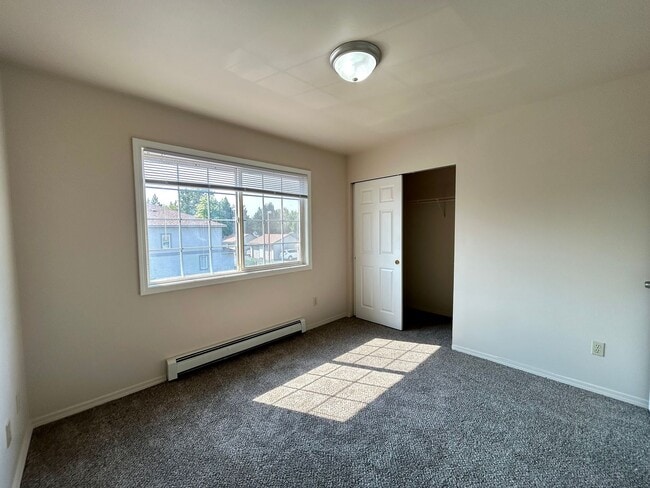 Building Photo - 2 Bedroom Condo with Washer/Dryer in Home