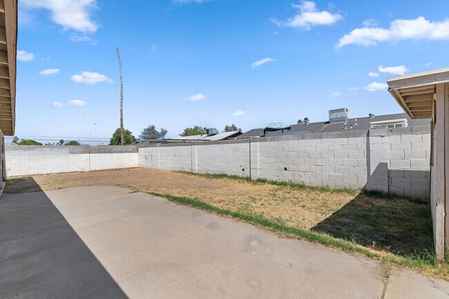 Building Photo - 7422 W Turney Ave