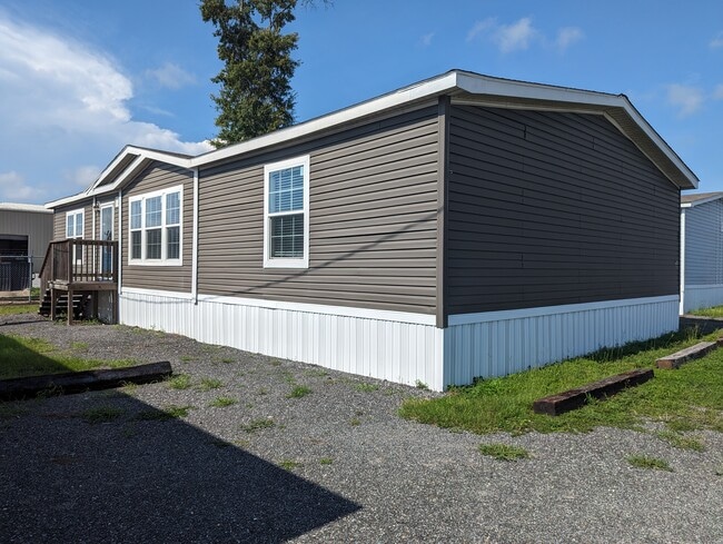 Building Photo - 1401 Transmitter Rd