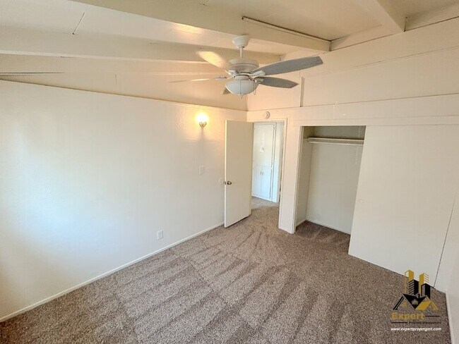 Building Photo - 5625 San Vincente Way