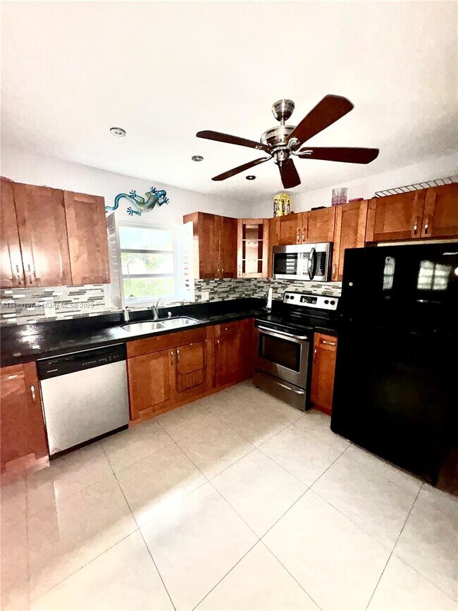 Building Photo - 5140 SW 40th Ave