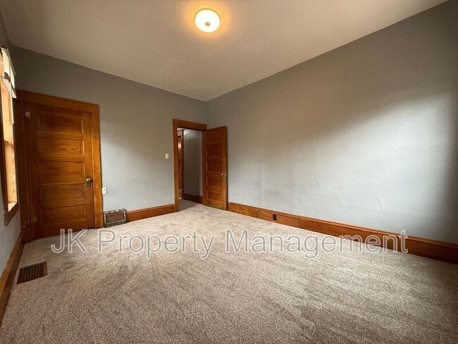 Building Photo - 609 6th Ave N