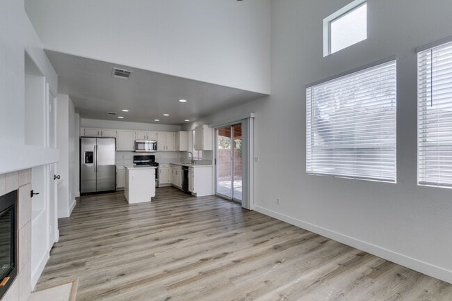 Building Photo - NORTH SHORES REFRESHED 2 STORY HOME WITH FIREPLACE AND LARGE BACKYARD