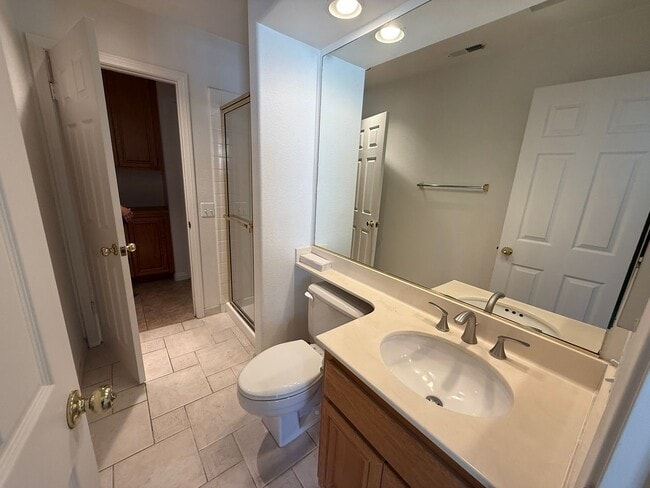Building Photo - LOCATION LOCATION!! 4BR/3BA Townhome in De...