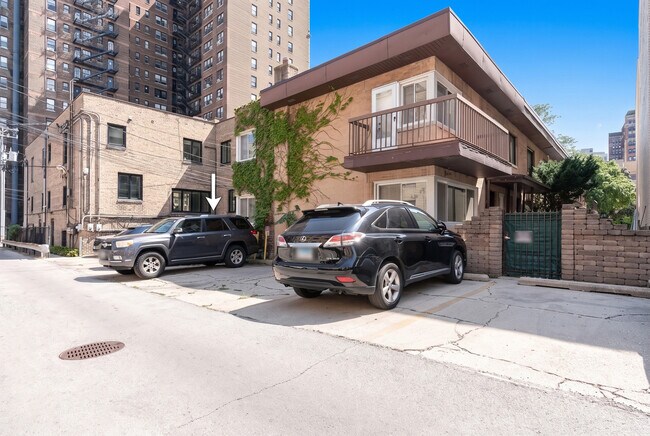 Building Photo - 428 W Wellington Ave