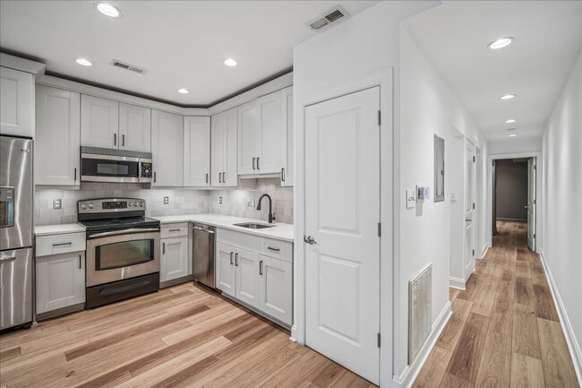 Building Photo - Modern 2BR 2BA Apartment in Columbia Heights