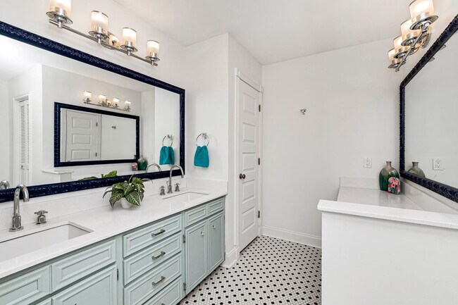 Building Photo - 4204 Pine Park Dr
