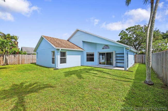 Building Photo - 6238 Pompano St