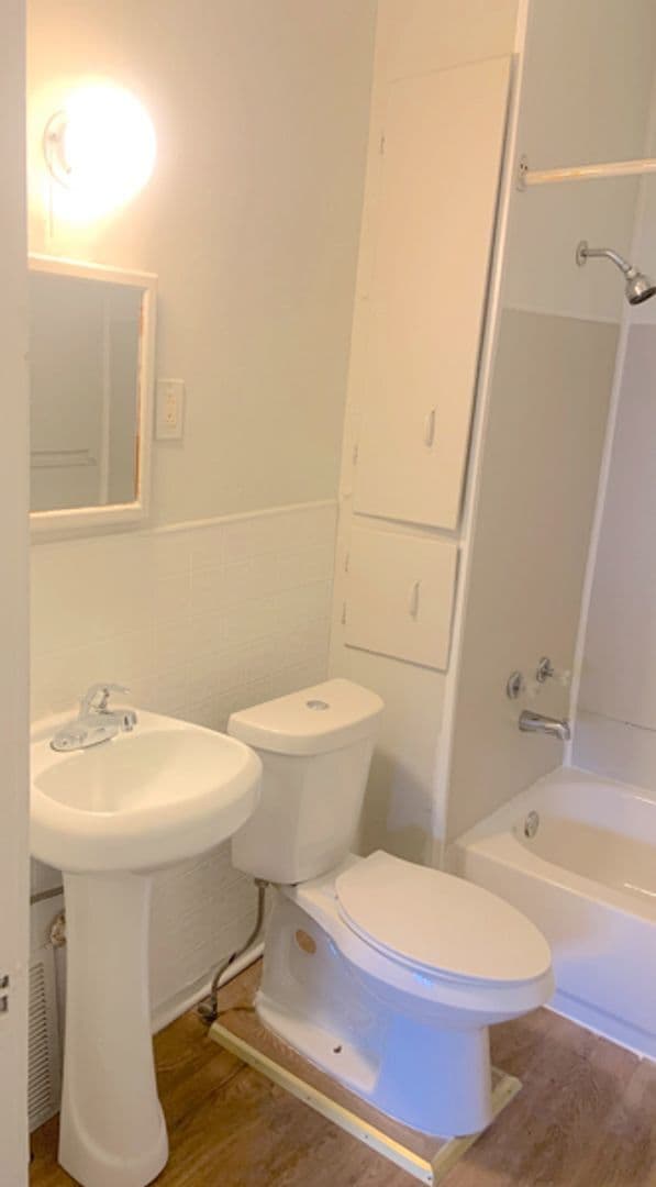 Building Photo - Charming 2-Bedroom Home Available