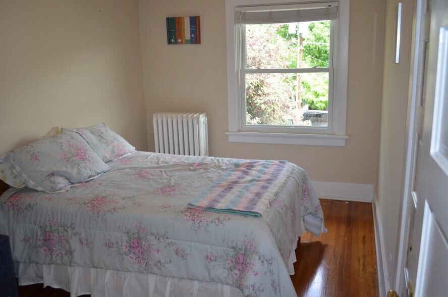 Building Photo - 1352 elizabeth street